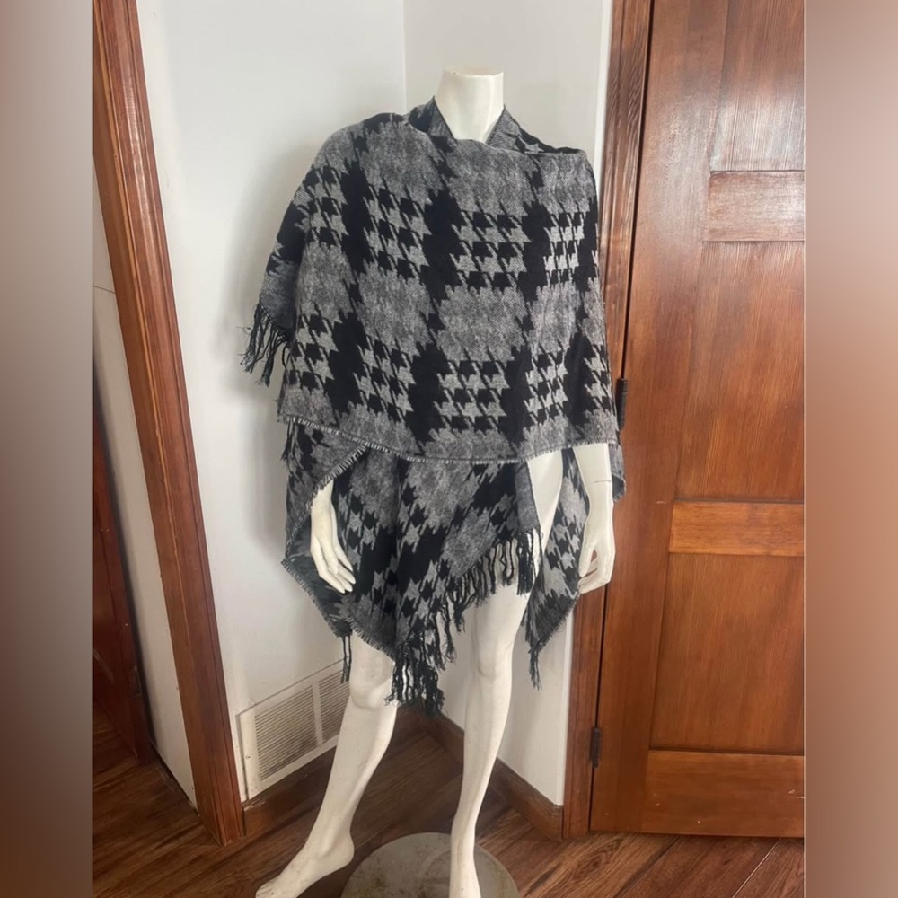 Source Unknown Black and Gray Houndstooth Poncho